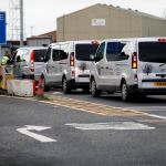 Vehículos funerarios llegan hoy al puerto de Tilbury para el traslado de los cadáveres/Reuters