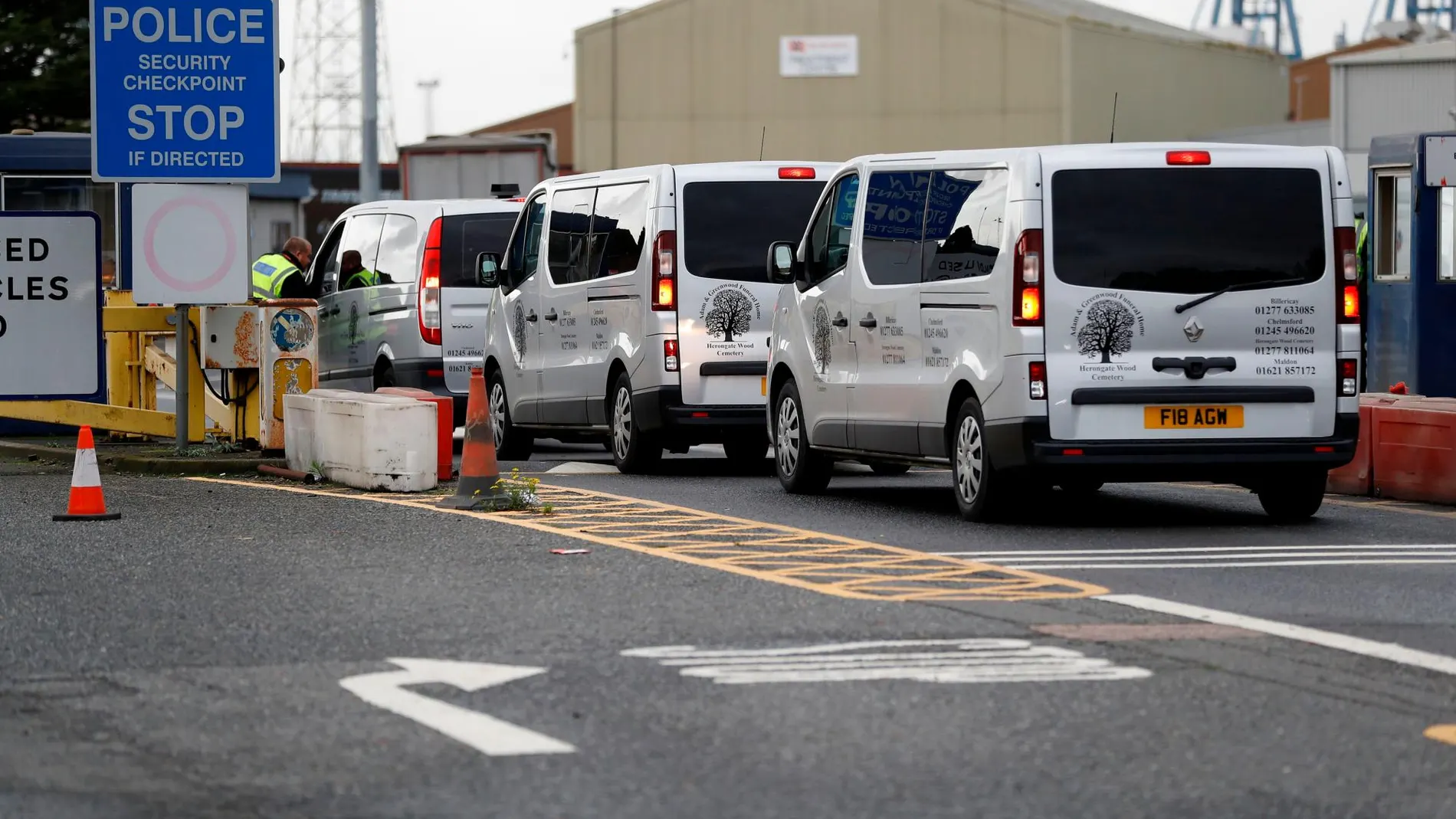 Vehículos funerarios llegan hoy al puerto de Tilbury para el traslado de los cadáveres/Reuters