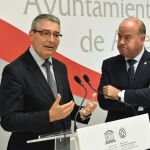 El presidente de la Diputación de Málaga, Francisco Salado, durante su reunión con los alcaldes de los trece municipios de las comarcas de Antequera y de Nororma / La Razón