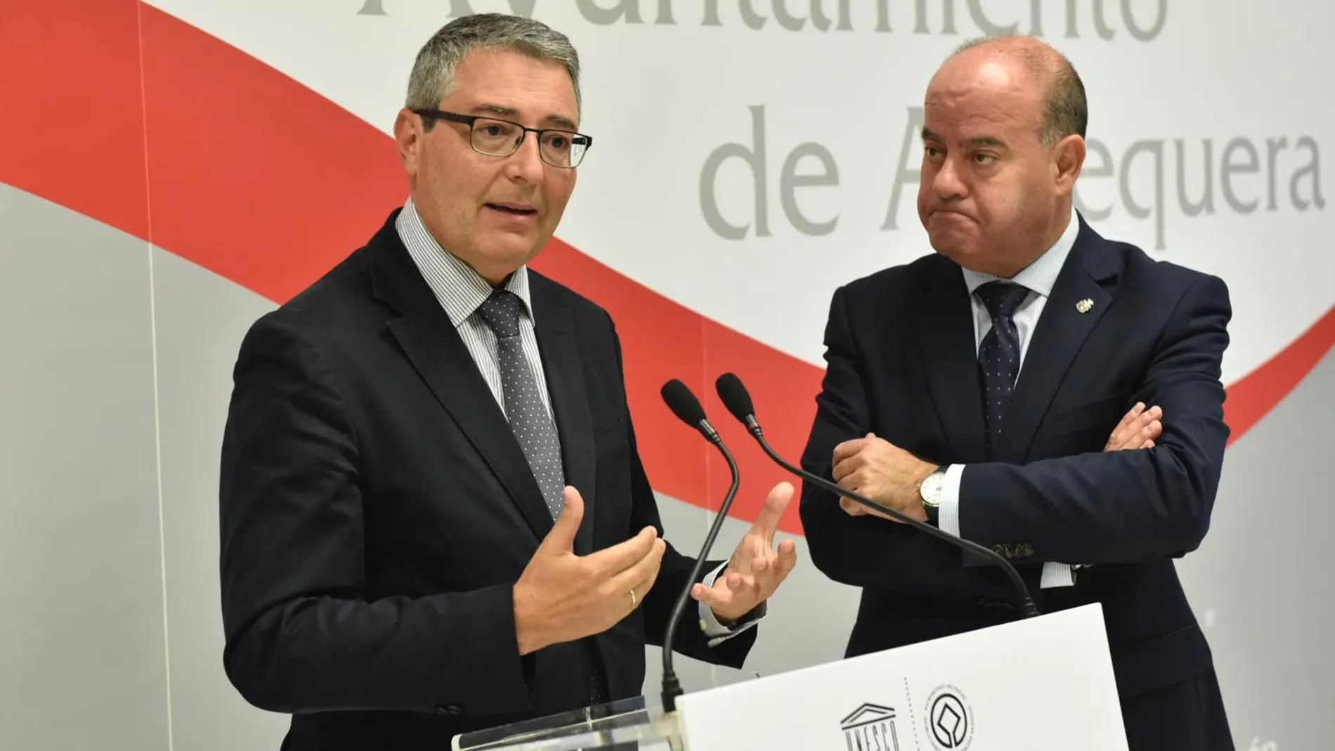 El presidente de la Diputación de Málaga, Francisco Salado, durante su reunión con los alcaldes de los trece municipios de las comarcas de Antequera y de Nororma / La Razón