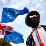 Partidarios y detractores del Brexit se enfrentan a gritos frente al Palacio de Westminster