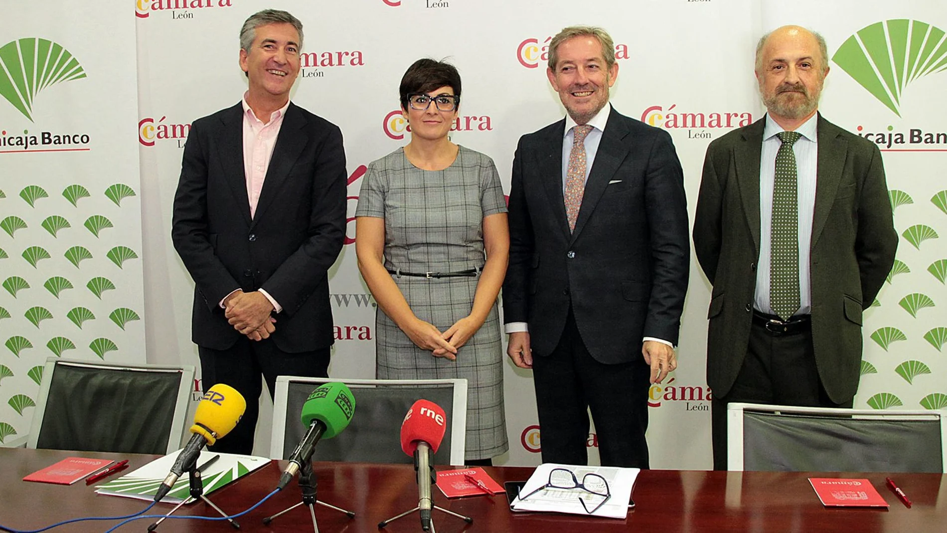 Javier Vega(CD), presidente de la Cámara de Comercio de León y Margarita Serna(CI), directora de Unicaja Banco presentan la VI Edición de los Premios a la Excelencia Exportadora 2019