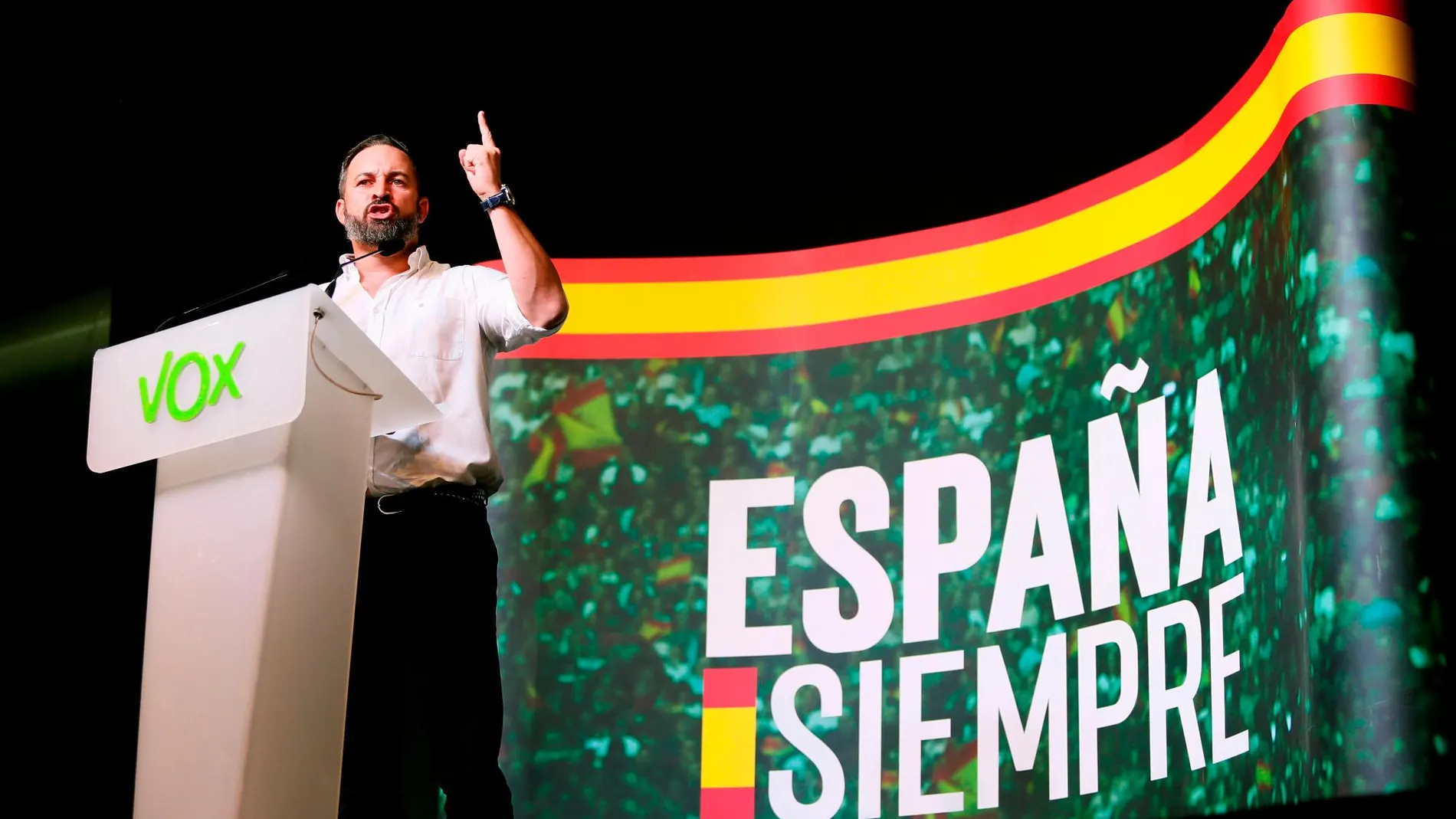 El presidente de Vox, Santiago Abascal, inteviene en el acto de campaña que el partido celebra este sábado en la Institución Ferial Alicantina (IFA), en Elche (Alicante). EFE / Manuel Lorenzo