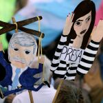 Simpatizantes del presidente argentino, Mauricio Macri, muestran a Alberto Fernández como una marioneta de Crisitina Kirchner