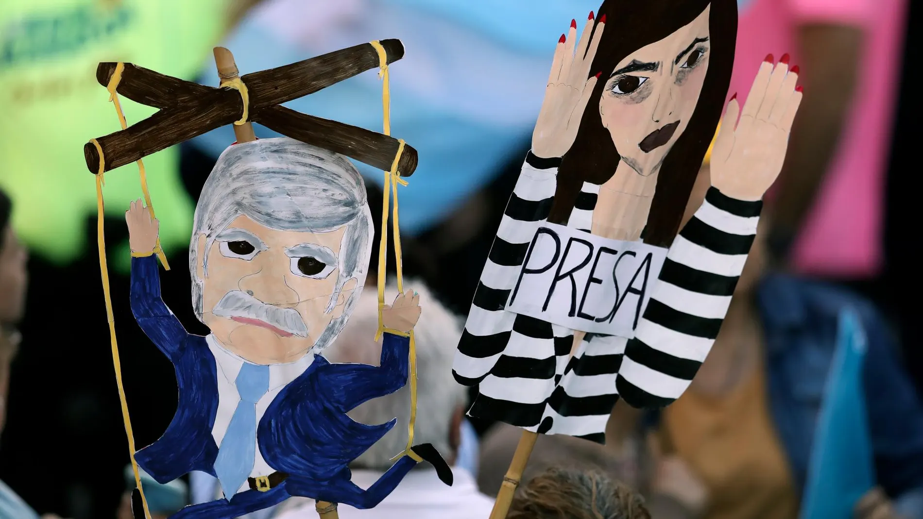 Simpatizantes del presidente argentino, Mauricio Macri, muestran a Alberto Fernández como una marioneta de Crisitina Kirchner