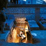 Investigadores estudian una fosa en el cementerio de Guadalajara / Reuters
