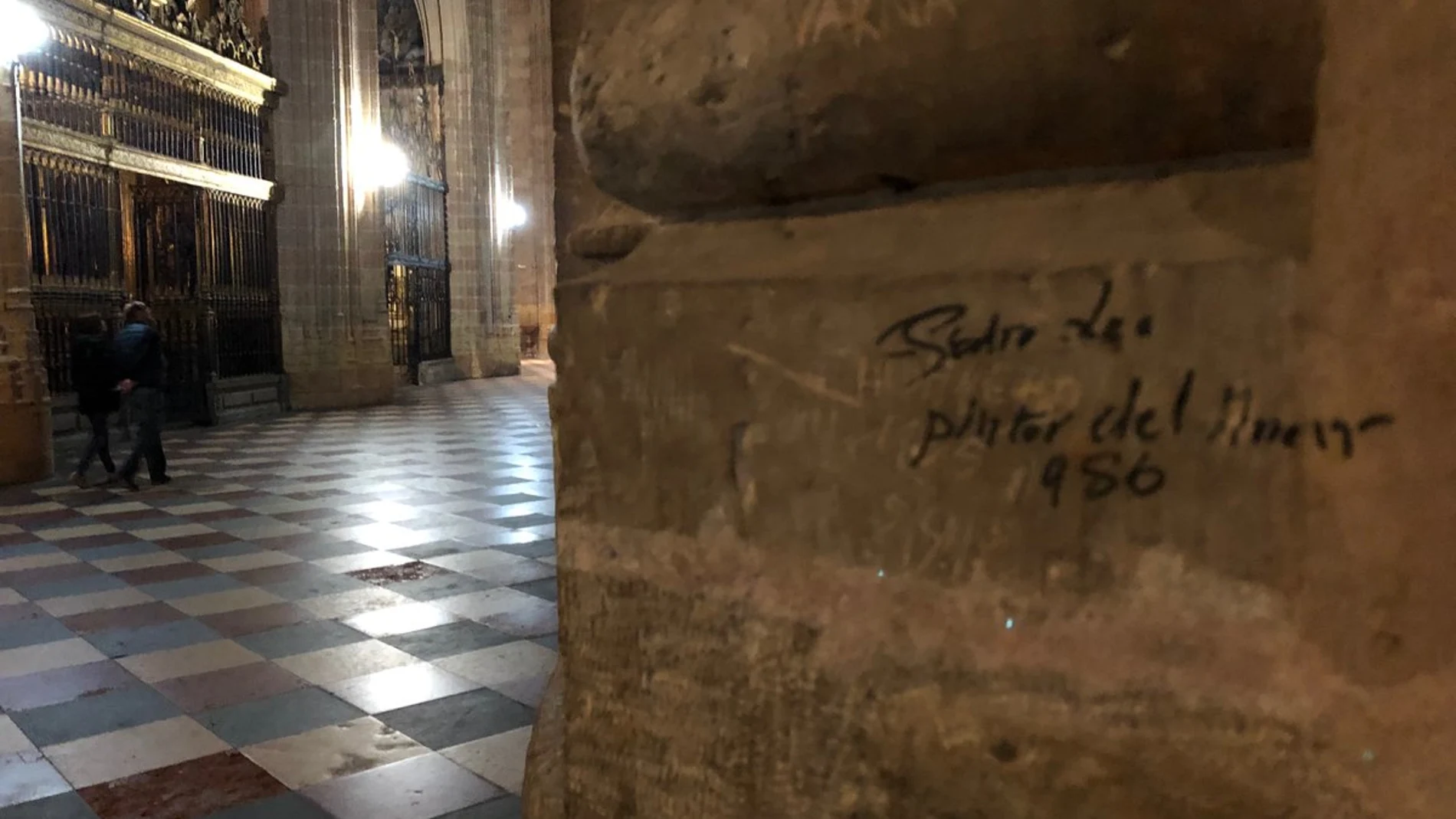 Imágenes de las pintadas en el interior de la Catedral de Segovia