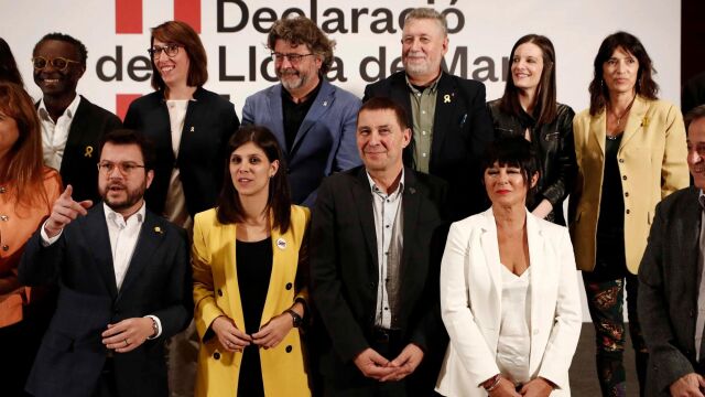 Dirigentes de EH Bidu, el vicepresidente del Govern, Pere Aragonès, y la dirigente de ERC, Marta Vilalta, (2i) posan con el resto de partidos independentistas/Efe