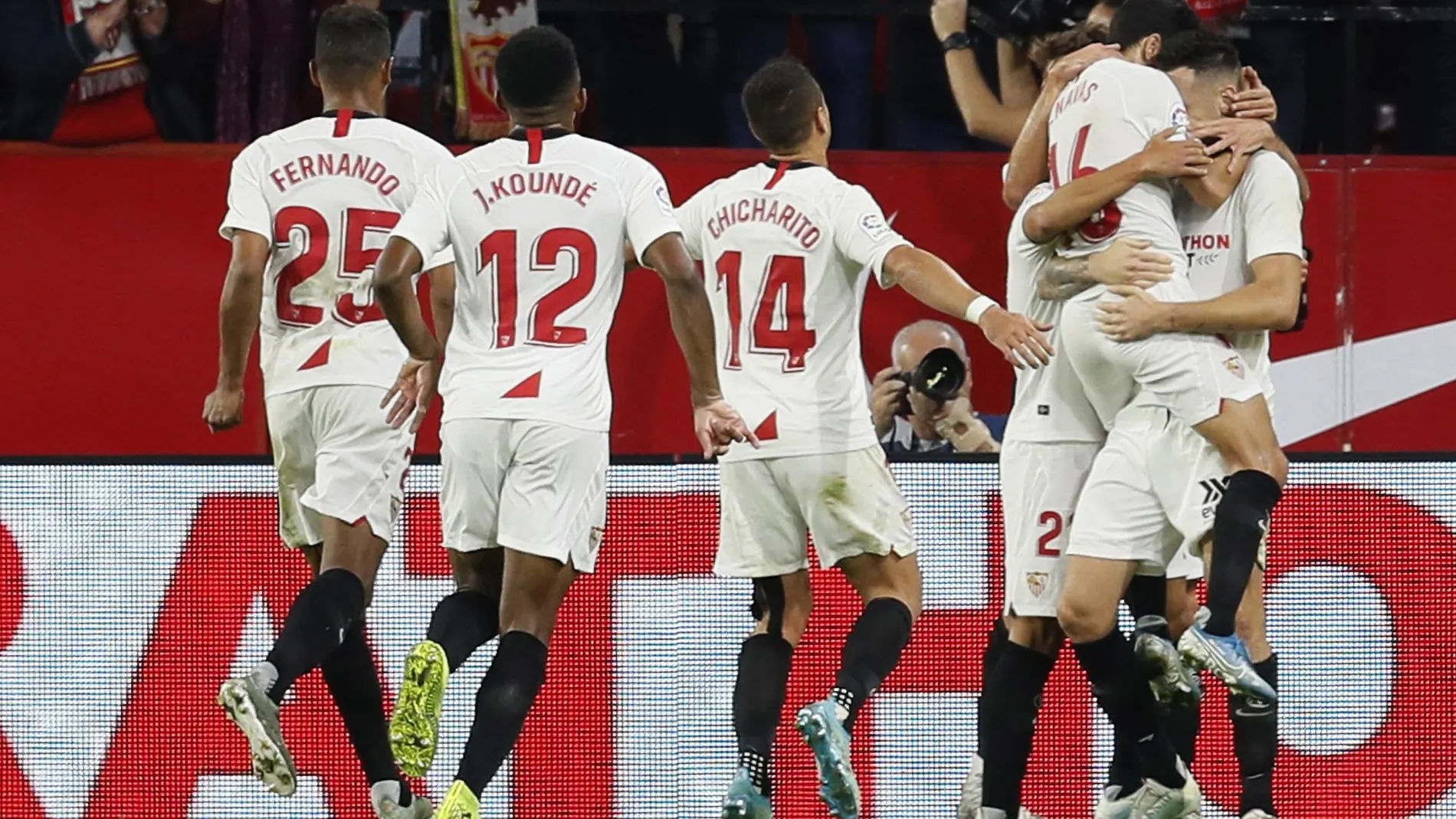 Los jugadores del Sevilla celebran el gol de Ocampos al Getafe