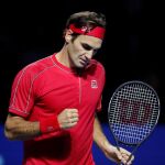 Federer celebra un punto logrado en el partido ante Tsitsipas