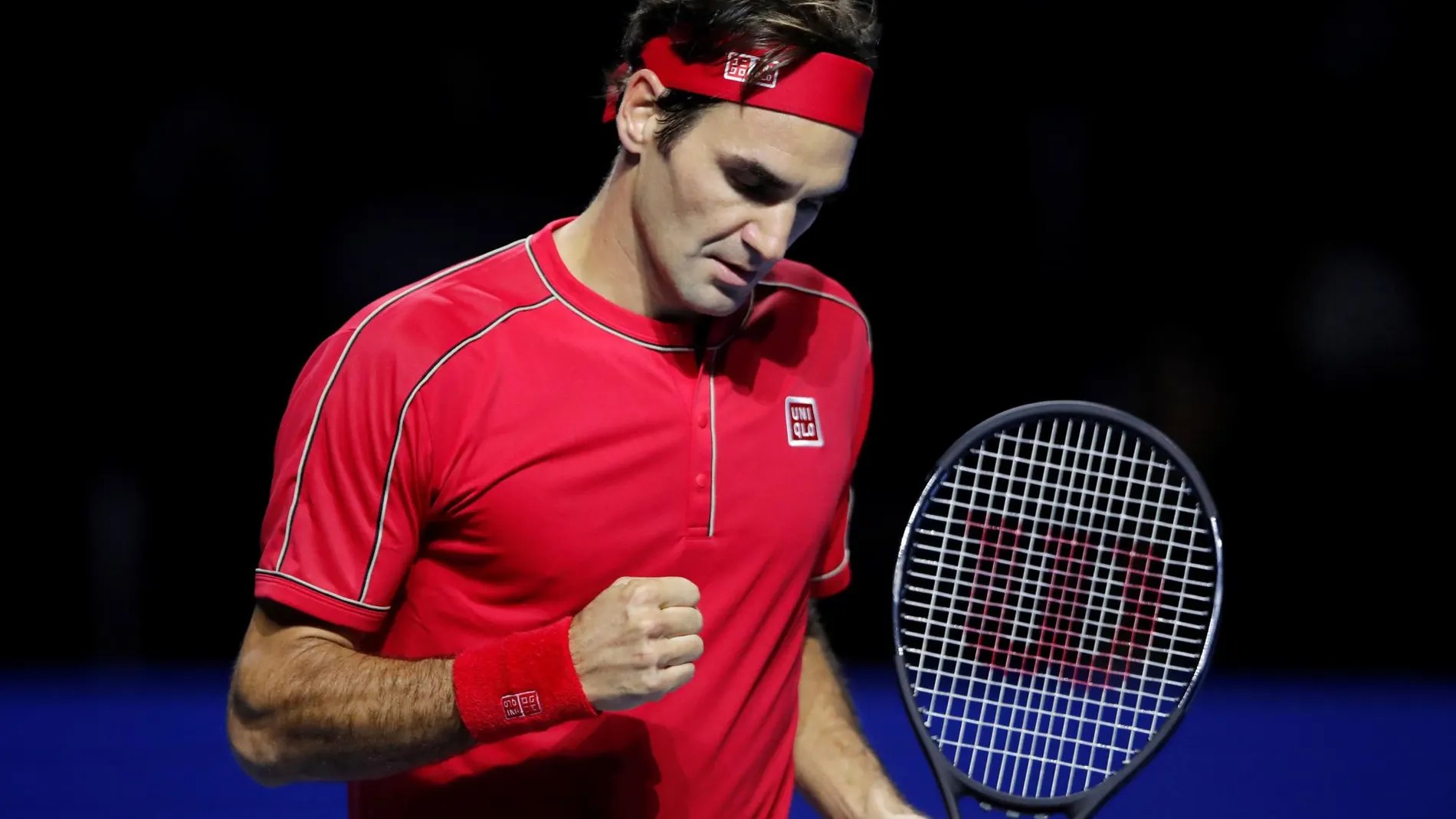 Federer celebra un punto logrado en el partido ante Tsitsipas