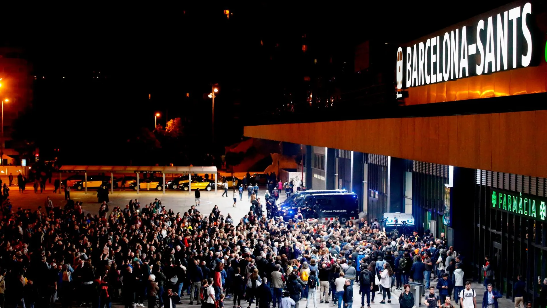 Los CDR rodean este lunes por la noche la estación de Sants de Barcelona en protesta por la sentencia del ''procés'' de la semana pasada. Efe/ Quique García