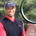 Tiger Woods, con el trofeo