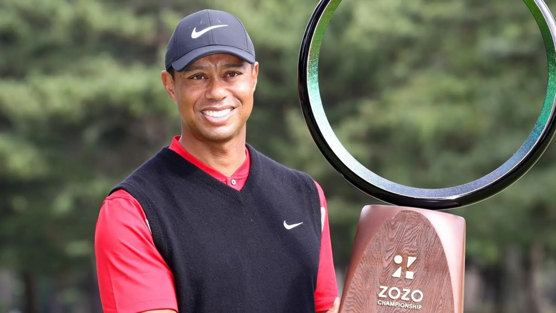 Tiger Woods, con el trofeo
