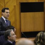 El presidente de la Junta, Juanma Moreno, durante la sesión de control al Gobierno en el Parlamento / La Razón