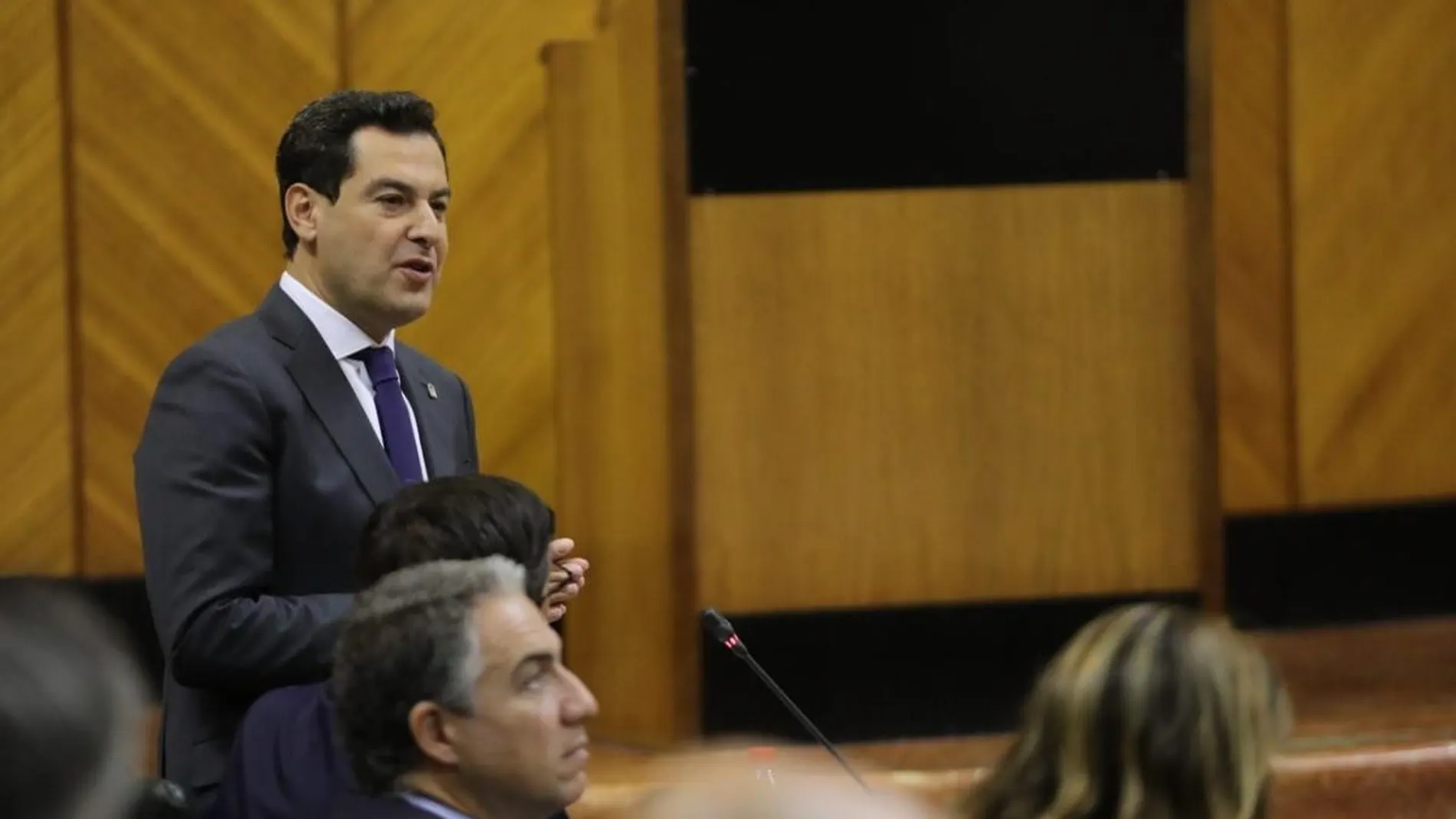 El presidente de la Junta, Juanma Moreno, durante la sesión de control al Gobierno en el Parlamento / La Razón