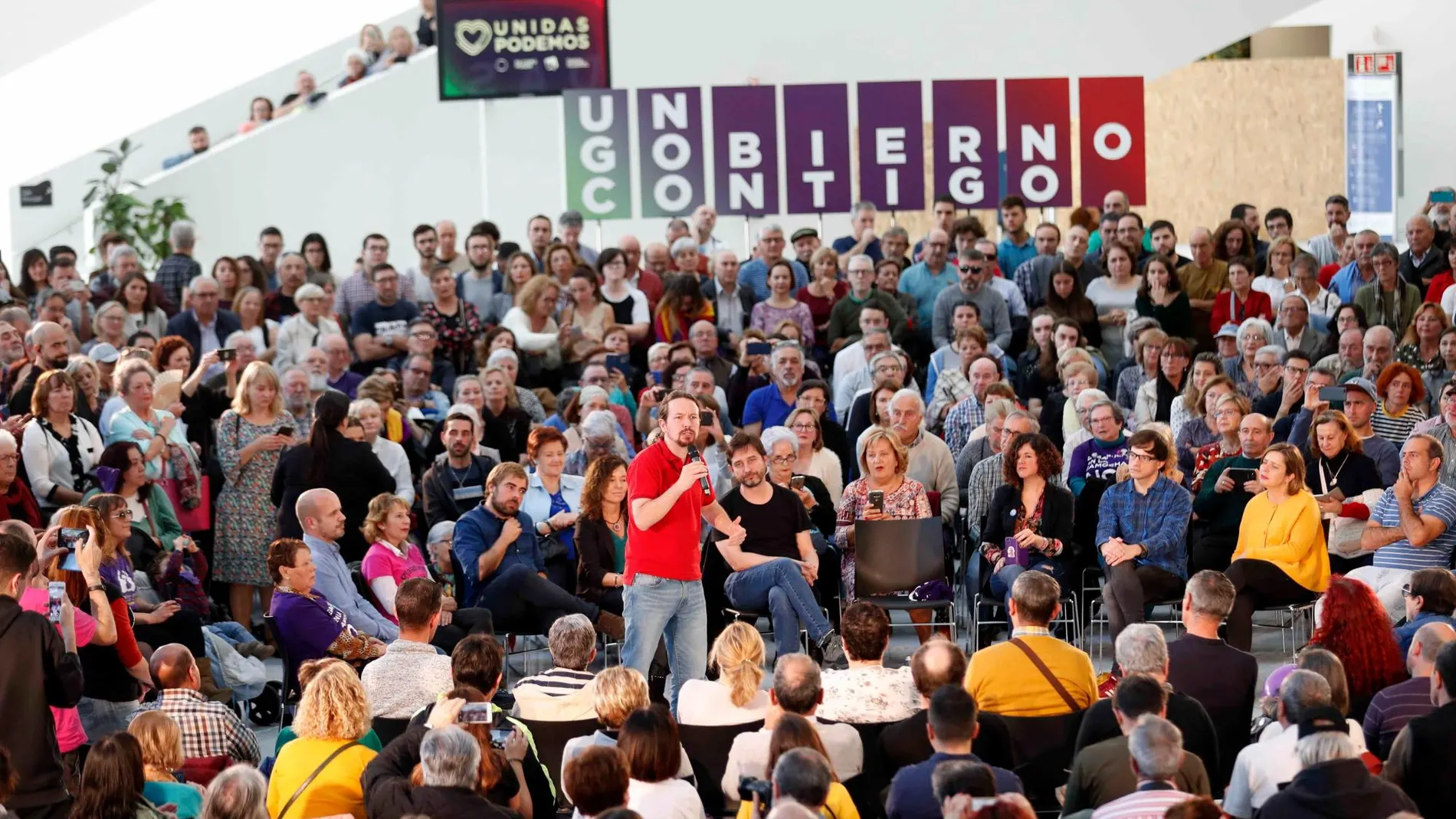 El candidato presidencial de Unidas Podemos Pablo Iglesias (c) durante un acto electoral celebrado este lunes en Oviedo / Efe