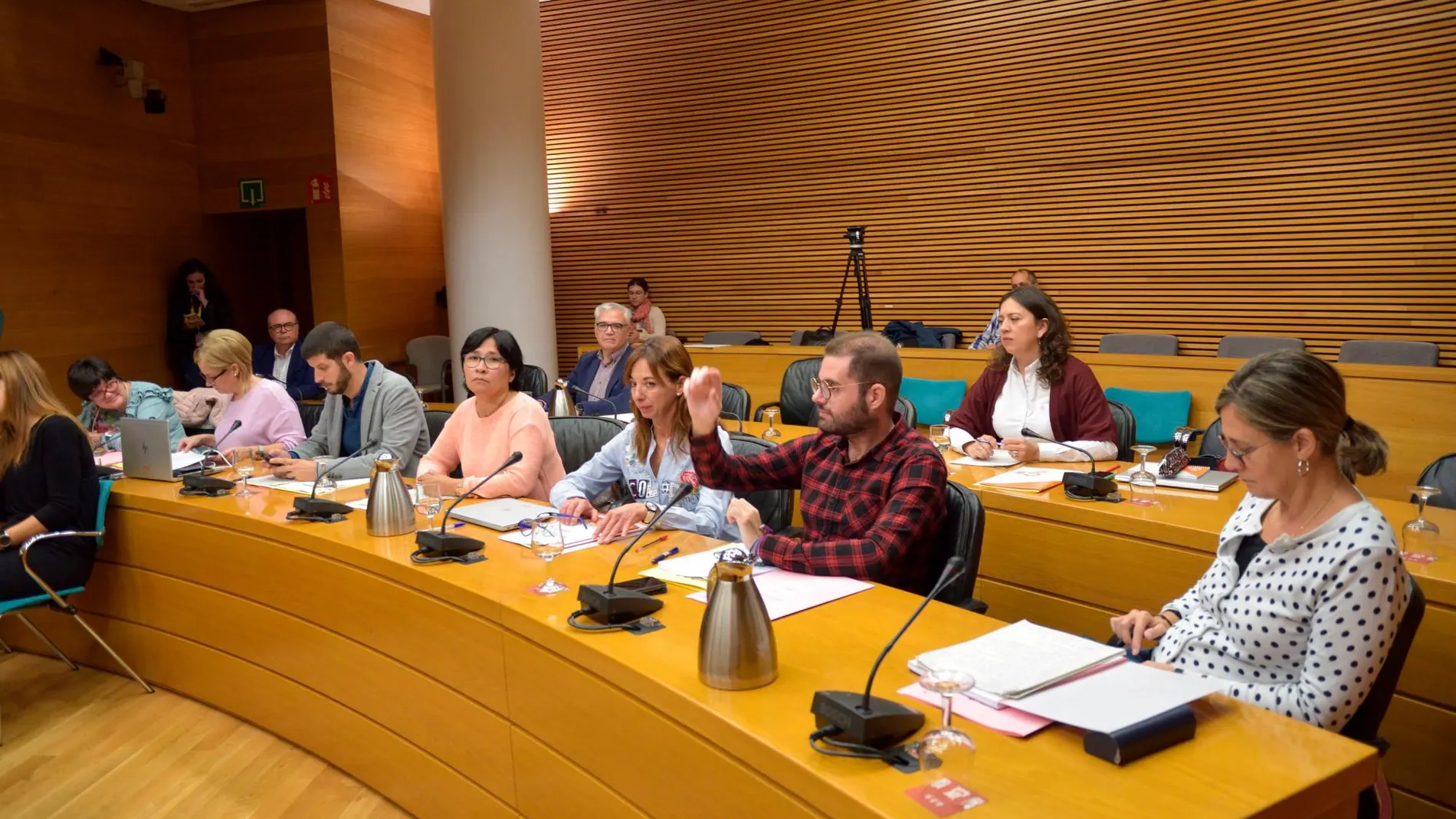 El diputado Salmerón corrige la PNL de Podemos ante la atenta mirada de la diputada Gómez (cuarta por la derecha)