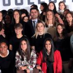 El presidente de la Asociación de Futbolistas Españoles, David Aganzo, con jugadoras de Primera