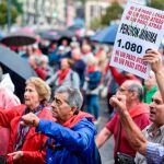 Las asociaciones de pensionistas de Bizkaia se concentran cada lunes más frente al Ayuntamiento de Bilbao para reclamar unas pensiones públicas "dignas"