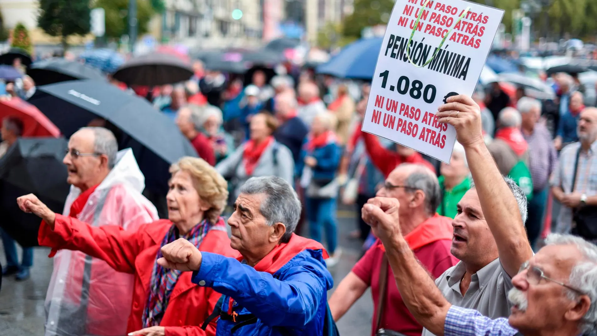 Las asociaciones de pensionistas de Bizkaia se concentran cada lunes más frente al Ayuntamiento de Bilbao para reclamar unas pensiones públicas "dignas"