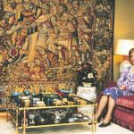 Carmen Polo, en uno de los salones del Palacio del Pardo donde vivieron más de tres décadas. Foto: Getty