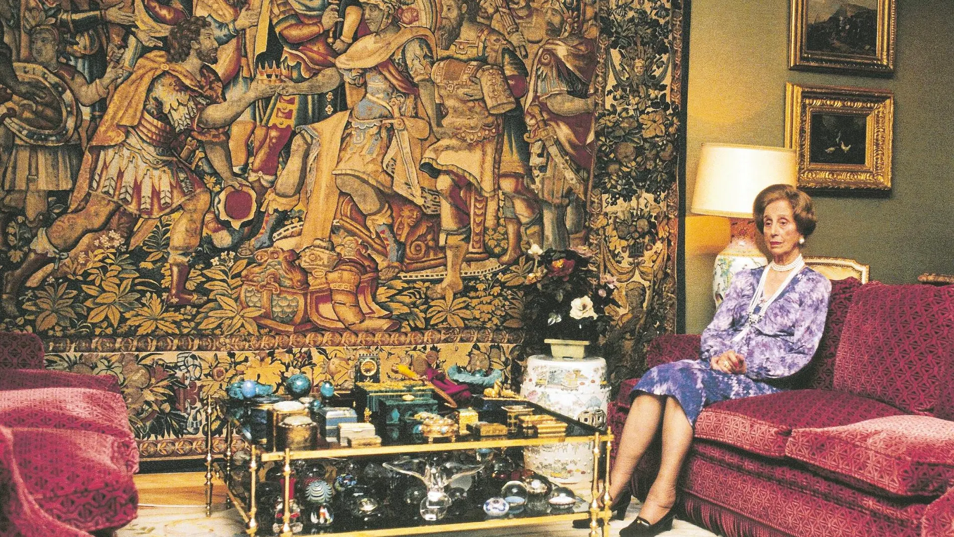 Carmen Polo, en uno de los salones del Palacio del Pardo donde vivieron más de tres décadas. Foto: Getty