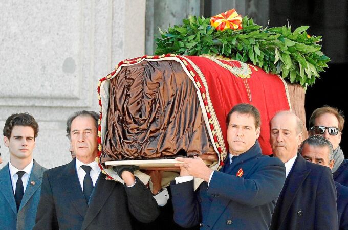 Varios familiares de Franco portan el féretro con sus restos hasta el coche fúnebre que lo condujo al helicóptero que, posteriormente, lo trasladó hasta el cementerio de Mingorrubio. Foto: Efe /Pool