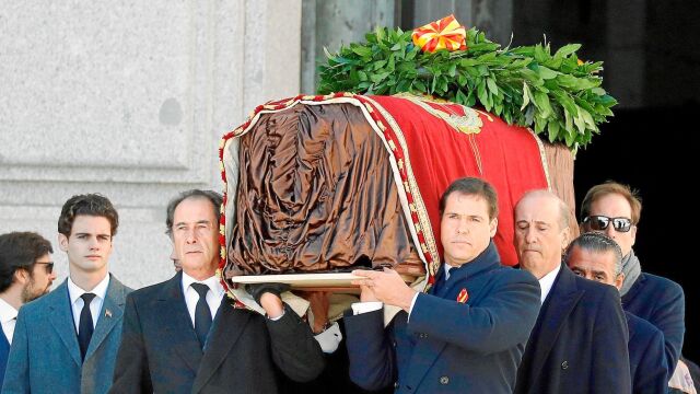 Varios familiares de Franco portan el féretro con sus restos hasta el coche fúnebre que lo condujo al helicóptero que, posteriormente, lo trasladó hasta el cementerio de Mingorrubio. Foto: Efe /Pool