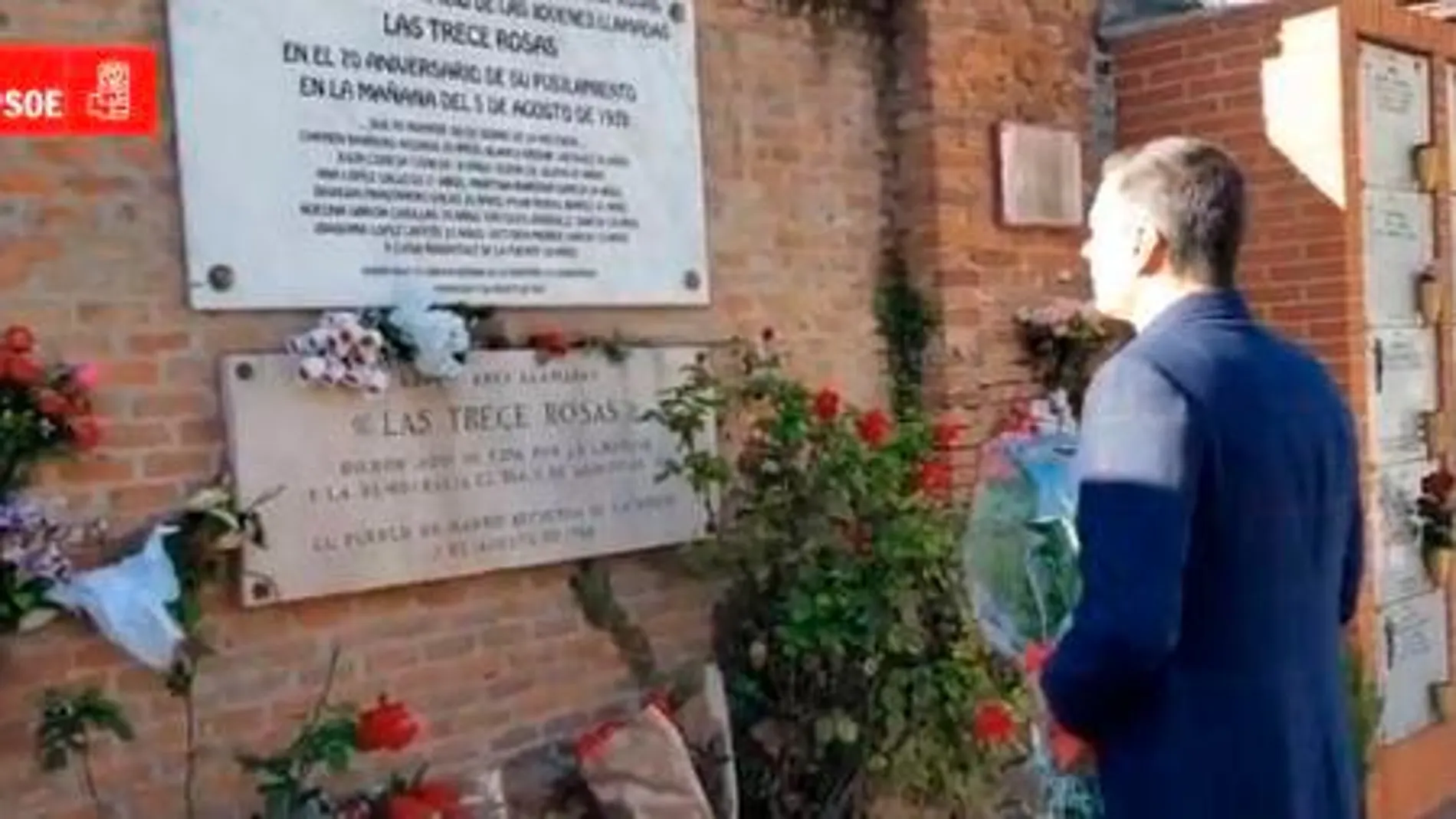 Pedro Sánchez ante el monumento en homenaje a las Trece Rosas en el cementerio de la Almudena