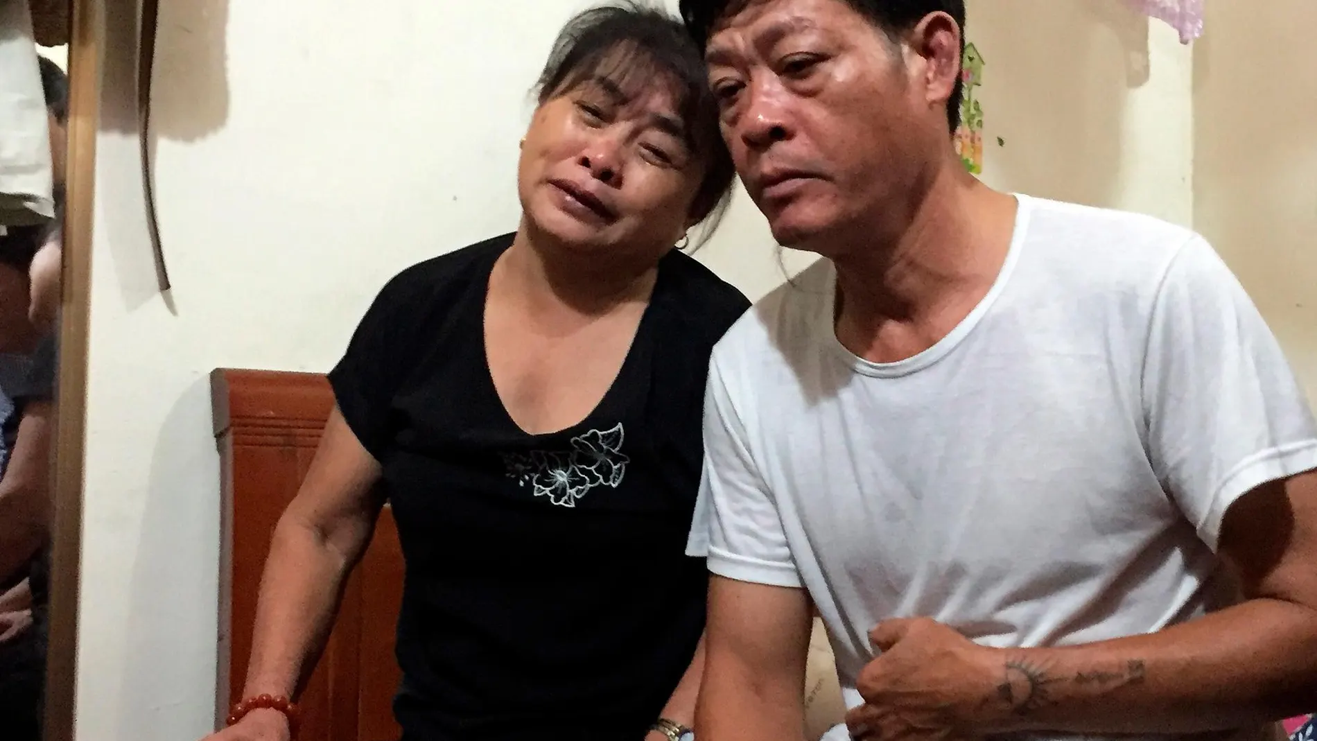 Pham Van Thin (derecha) y Nguyen Thi Phong, el padre y la madre de Pham Thi Tra My, la joven que se cree estaba entre las 39 víctimas del camión hallado en Essex/Efe