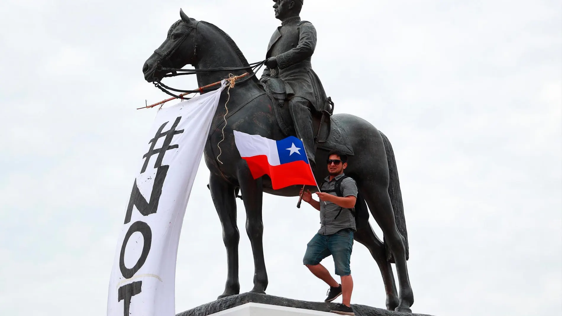 Un manifestante contrario al Gobierno de Piñera, en Santiago, Chile/ Europa Press