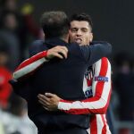 Morata celebra con Simeone el gol que marcó al Leverkusen