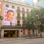 Cartel de grandes dimensiones en la fachada del PSOE / Foto: Europa Press