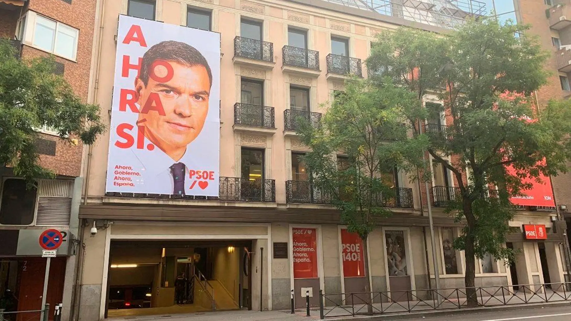 Cartel de grandes dimensiones en la fachada del PSOE / Foto: Europa Press
