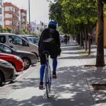 Un ciclista por el carril bici / Foto: Manuel Olmedo
