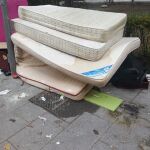 La retirada de casi 9.100 colchones abandonados en las calles de Torrevieja durante los pasados meses de julio, agosto y septiembre supone un auténtico “misterio” para las autoridades locales