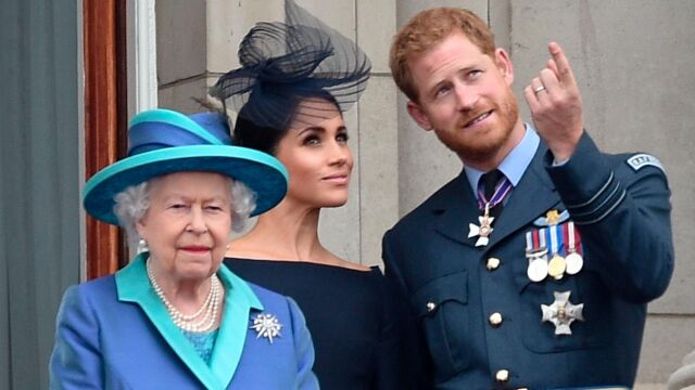 La Reina Isabel II, junto al Príncipe Harry y Meghan Markle en una imagen de archivo
