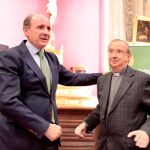 Ramón Castresana y Florentino Gutiérrez, tras firmar el acuerdo