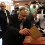 El ex presidente de Uruguay José Mujica introduce su voto en la urna / EFE