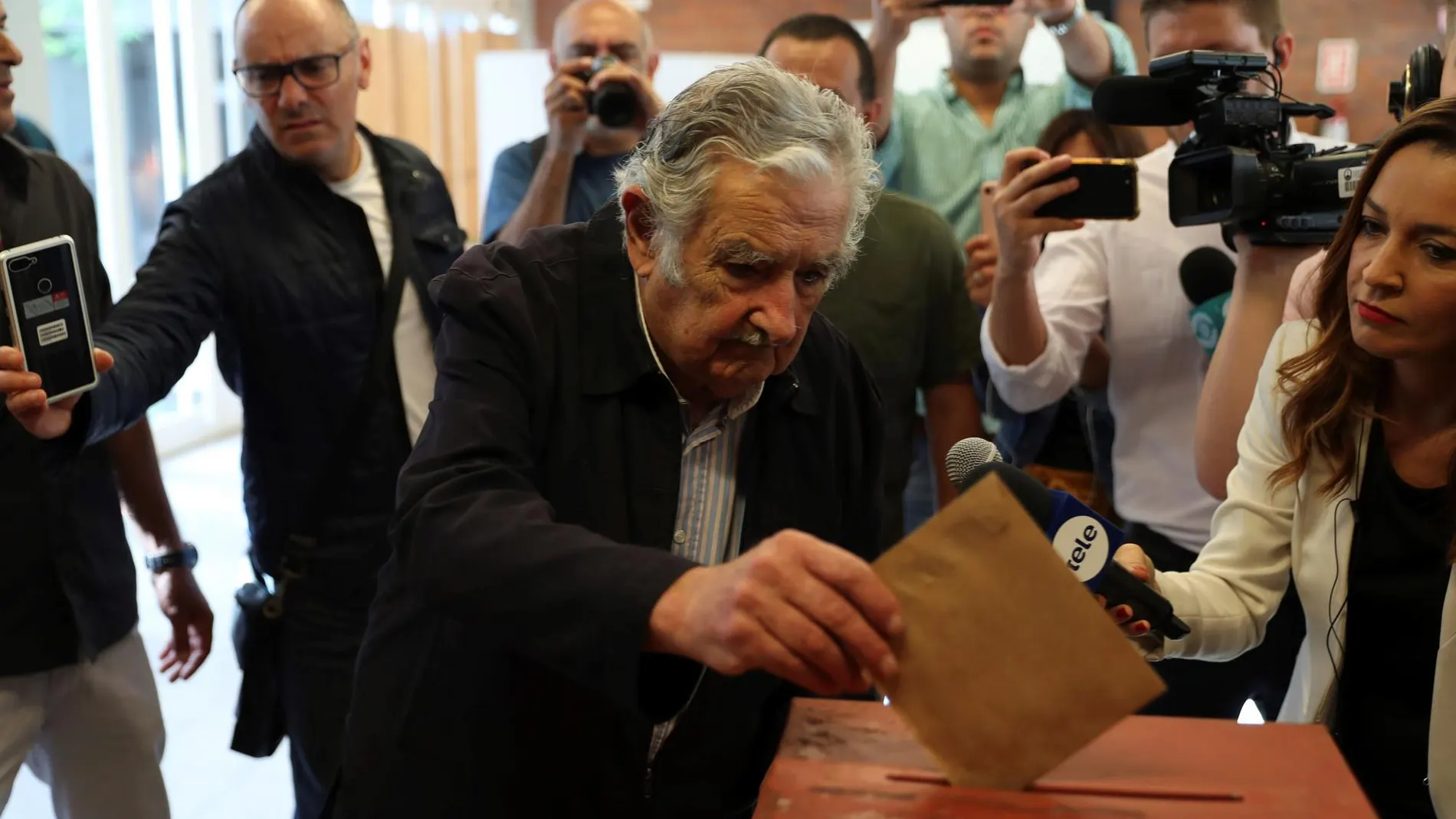 El ex presidente de Uruguay José Mujica introduce su voto en la urna / EFE