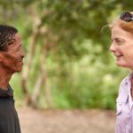 Vanessa Hayes con el jefe de la región Ikun Ikunta