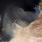 Fotografía, facilitadas por la NASA, de una calima de polvo del Sahara cubriendo las Islas Canarias capturada por satélite.