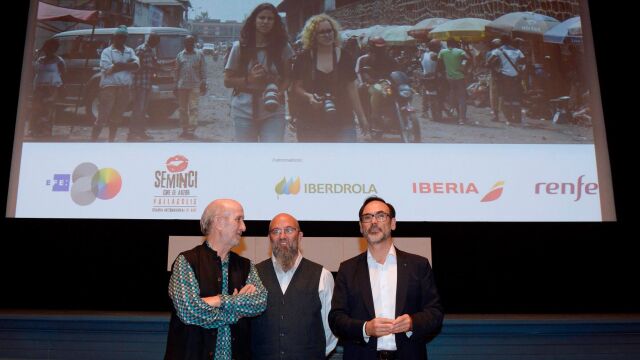 El presidente de EFE, Fernando Garea, el periodista Javier Martín y el director de la Seminci, Javier Angulo