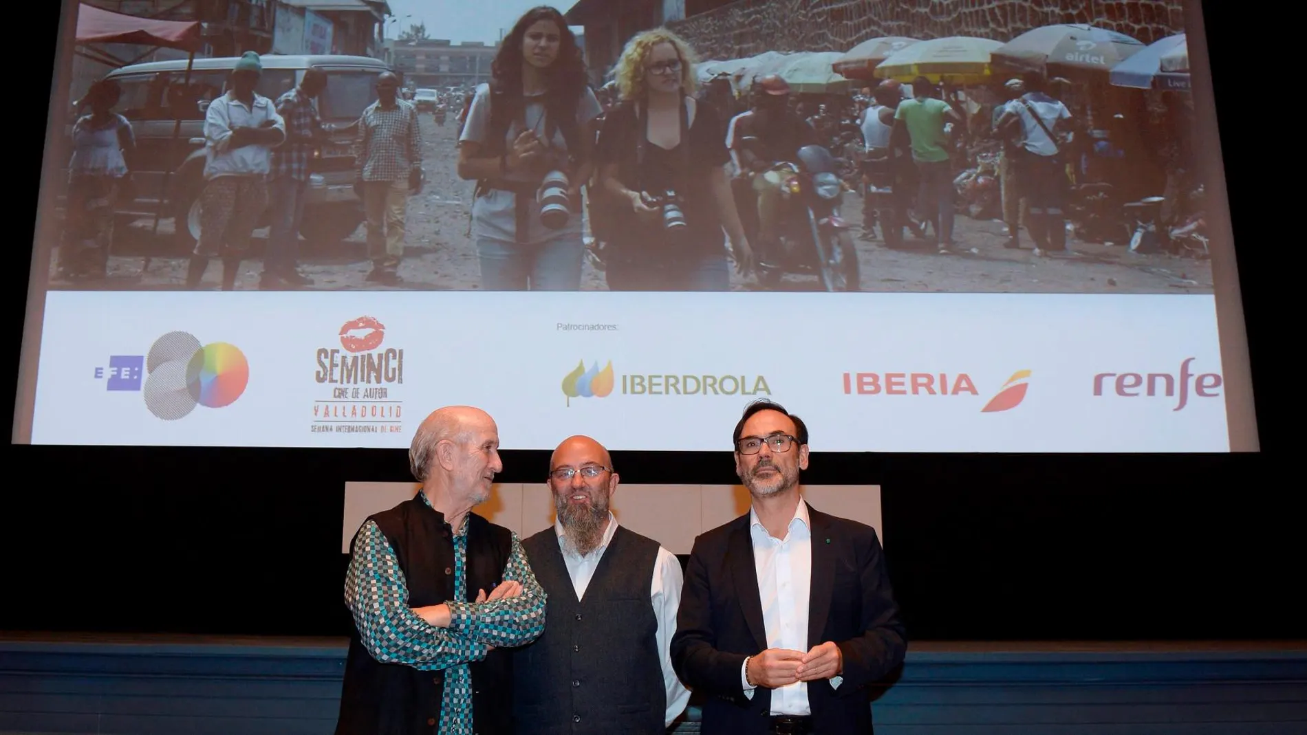El presidente de EFE, Fernando Garea, el periodista Javier Martín y el director de la Seminci, Javier Angulo