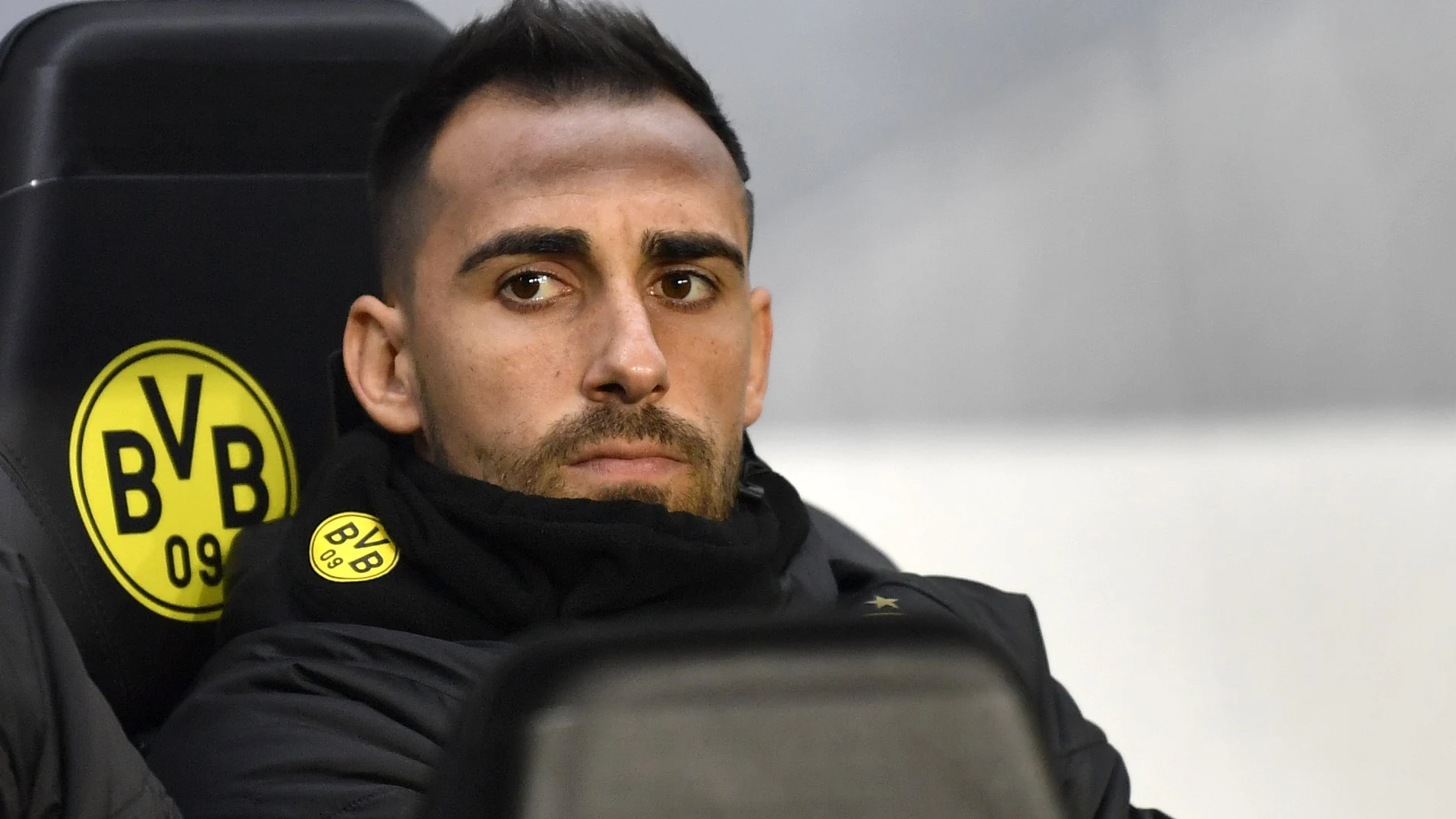 Paco Alcacer en el banquillo. (AP Photo/Martin Meissner)