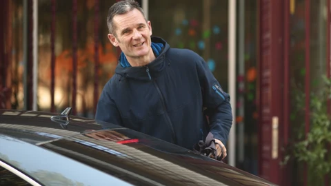 El marido de la infanta Cristina, Iñaki Urdangarin, sale de Hogar Don Orione, donde hace voluntariado, en Pozuelo de Alarcón (Madrid)