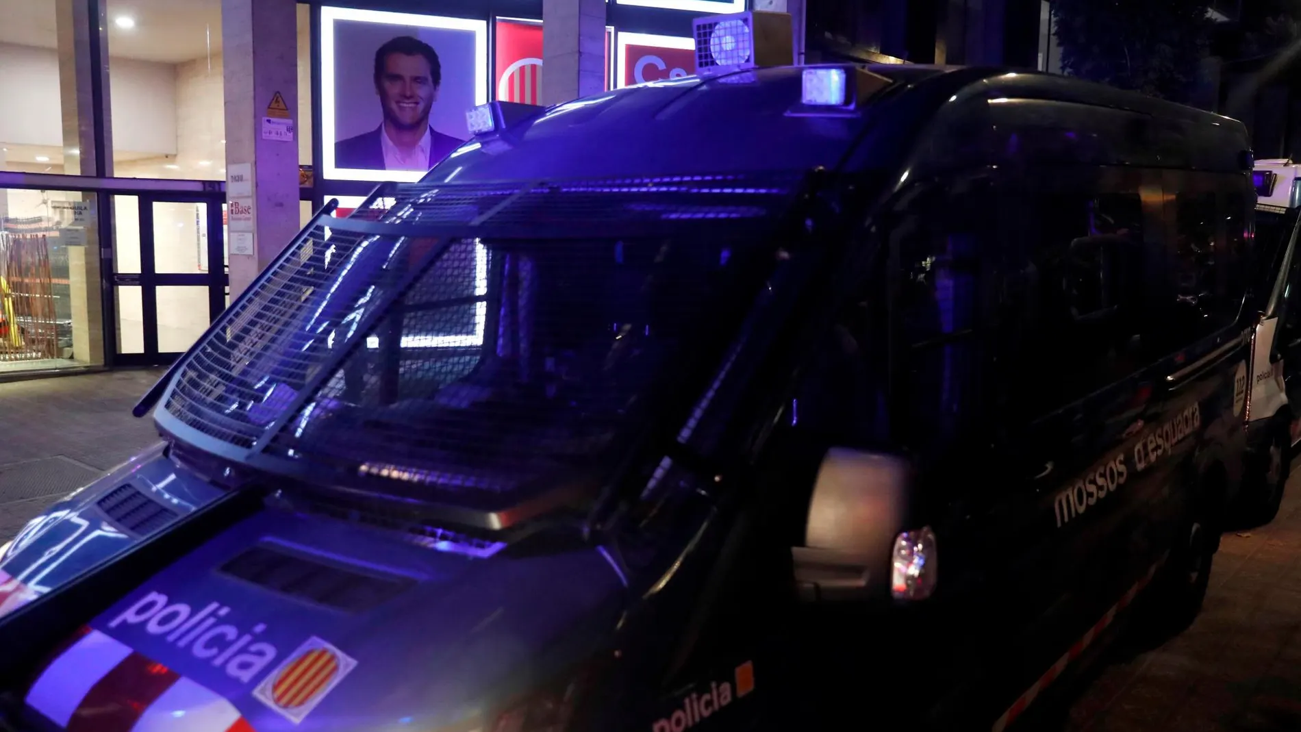 Un furgón de los Mossos d'Esquadra frente a la sede de Ciudadanos en Barcelona/Efe
