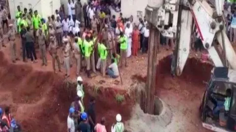 Los equipos de rescate buscan contra reloj a Sujith en el pozó donde cayó en Tiruchirappalli (India)