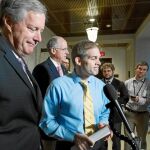 Los congresistas republicanos Mark Meadows, Mike Conaway y Jim Jordan (de izq. a derecha) defienden a Donald Trump en el proceso previo al «impeachment», ayer en Washington